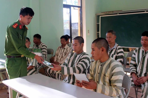 Người bị tạm giam, tạm giữ có quyền được gặp thân nhân - người thân theo quy định pháp luật 