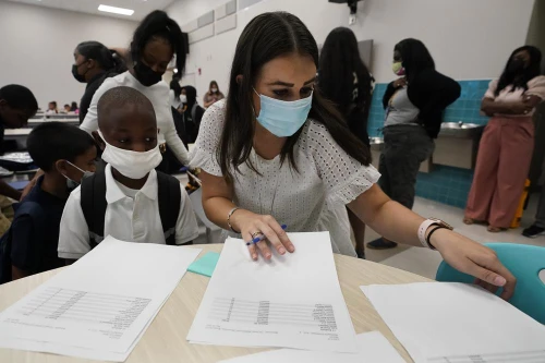 Các trường học ở Mỹ đau đầu đối phó với Covid-19 khi học sinh đi học trở lại 