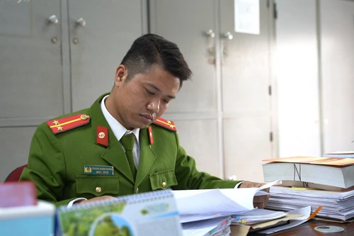 Trung úy cảnh sát hình sự “say” đánh án, không kịp đón tay con chào đời