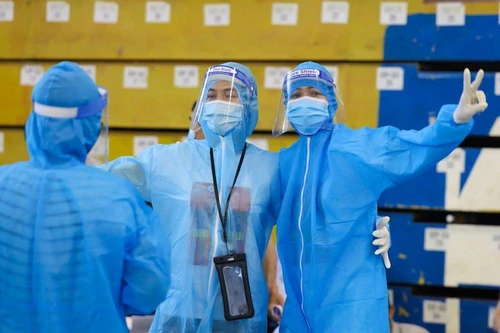 Hoa hậu H’hen Niê làm tình nguyện viên hỗ trợ chống dịch Covid-19 