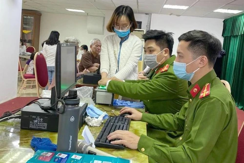 Hình ảnh đẹp của Công an Thủ đô cấp căn cước cho công dân