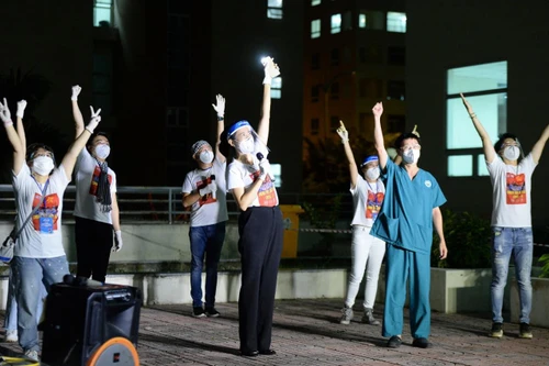 Tiếng hát ấm tình người giữa mùa Covid-19