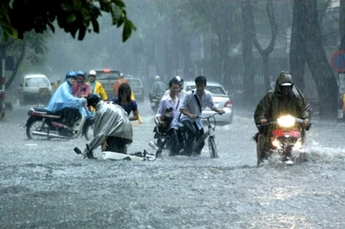 Mưa lớn, phụ huynh được trường thông báo đón con tránh bão