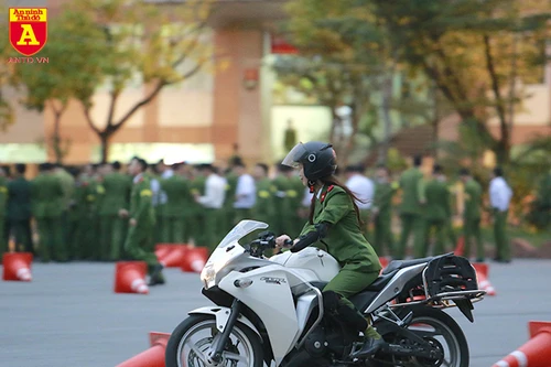 Xem nữ sinh Học viện Cảnh sát trổ tài điều khiển xe phân khối lớn