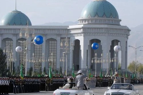 Turkmenistan: Cấm ôtô màu đen vì sợ không may mắn