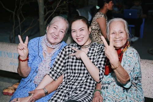 Mỹ Tâm mừng Tết sớm với các nghệ sĩ ở viện dưỡng lão