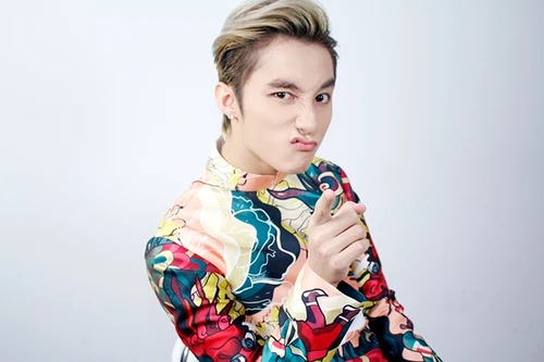 Sơn Tùng M-TP gây cười khi trổ tài "múa ông Địa" trong hậu trường