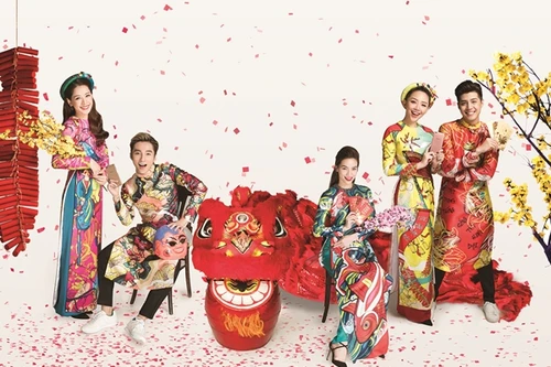 Hồ Ngọc Hà, Noo Phước Thịnh, Sơn Tùng, Tóc Tiên, Chi Pu cùng chụp ảnh tết