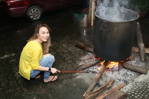 Mỹ Tâm thức thâu đêm nấu bánh tét, làm mứt