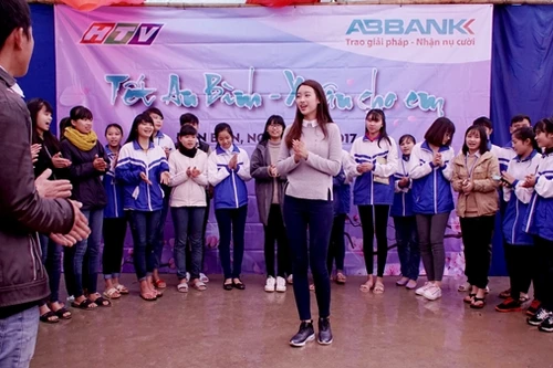Hoa hậu Đỗ Mỹ Linh mang niềm vui đến với các học sinh vùng cao