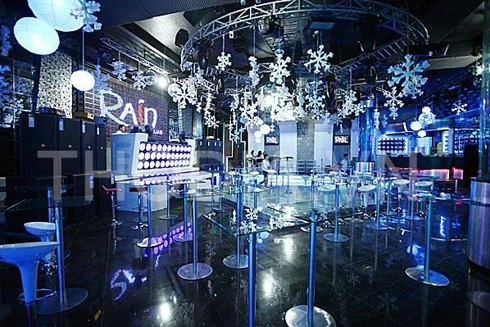 Dùng chai bia vỡ đâm chết người trong vũ trường