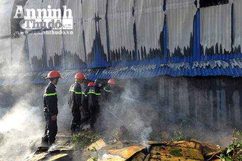 Kho hàng bùng cháy lúc rạng sáng, toàn bộ hàng hóa bị thiêu rụi