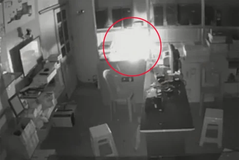 Nguy cơ gặp nạn do micro karaoke bất ngờ phát nổ