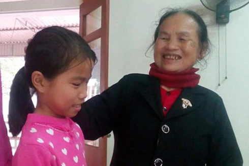 Cô bé nghèo lớp 4 nhặt được gần 40 triệu đồng, tìm người trả lại