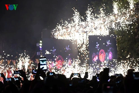 Cả nước tưng bừng đón chào năm mới Đinh Dậu 2017