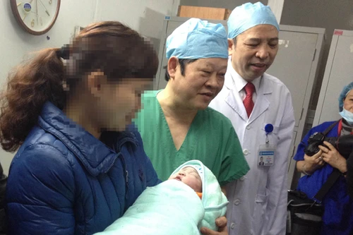 Xúc động đón em bé đầu tiên chào đời bằng phương pháp mang thai hộ