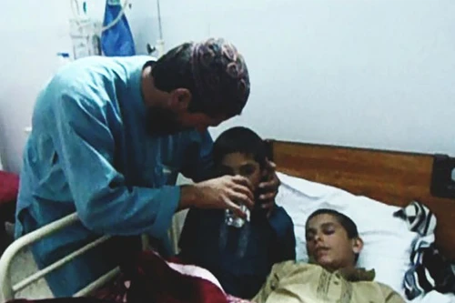 Những bé trai cứ tối đến là bị liệt