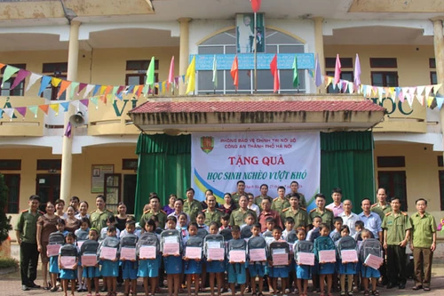 Chia sẻ tình cảm với đồng bào miền Trung