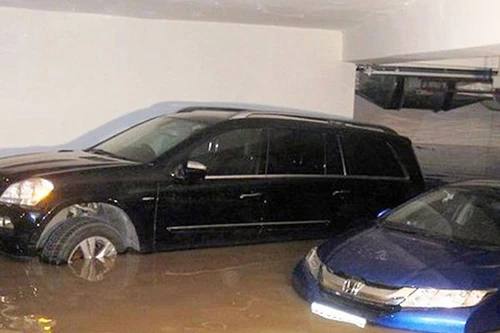 Xe ô tô ở hầm chung cư "bơi" trong biển nước: Trách nhiệm thuộc về ai?