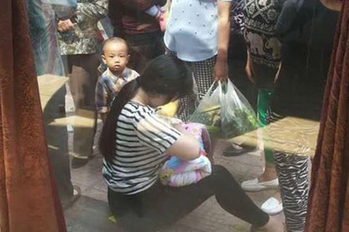 Cho trẻ bị bỏ rơi bú ngay trên phố