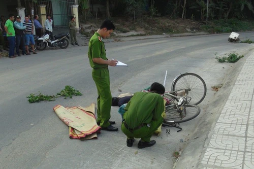 Quảng Ngãi: Truy tìm ô tô cán chết thiếu phụ 