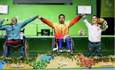 Thủ tướng Chính phủ gửi thư khen Nhà vô địch Paralympic Lê Văn Công