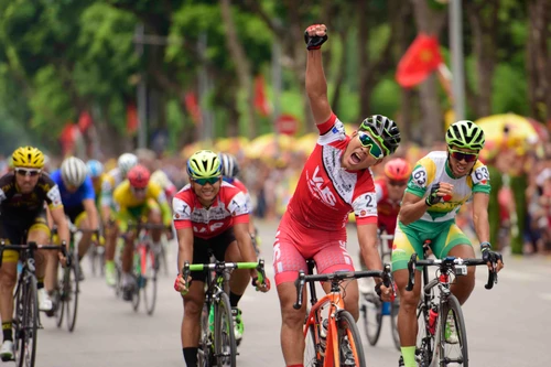 Lê Văn Duẩn "xé" Áo xanh tại chặng cuối