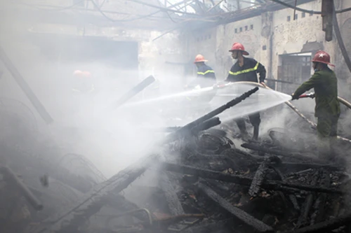 Cháy kho hàng trên đường Nguyễn Chí Thanh