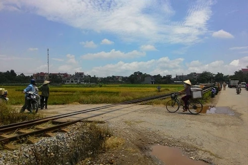  Vượt đường ngang tàu hỏa, 2 mẹ con bị tàu hỏa đâm tử vong