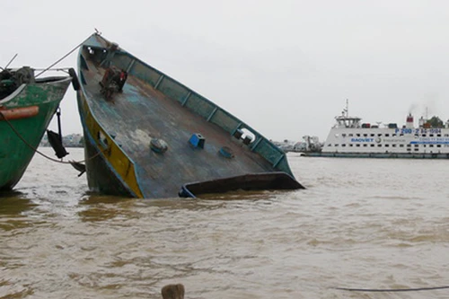 Sà lan chở cát bị chìm dưới sông Bảo Định