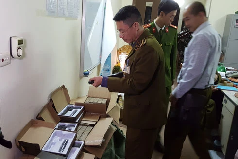 Giật mình với hơn trăm khẩu súng, đồ chơi nguy hiểm tại công ty chuyển phát nhanh