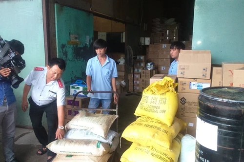 Lại phát hiện dùng hóa chất công nghiệp làm thức ăn cho tôm, cá 