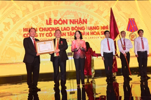 Tập đoàn Hoa Sen đón nhận Huân chương Lao động hạng Nhì