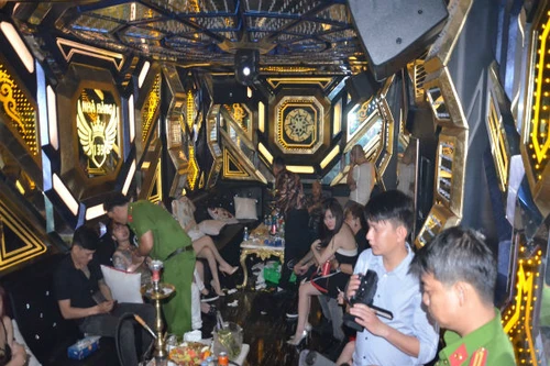 Đột kích nhà hàng của dân chơi ma túy ở trung tâm TP.Hồ Chí Minh