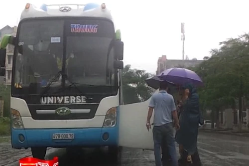 Xe khách liên tỉnh đầy...rắn hổ mang chúa