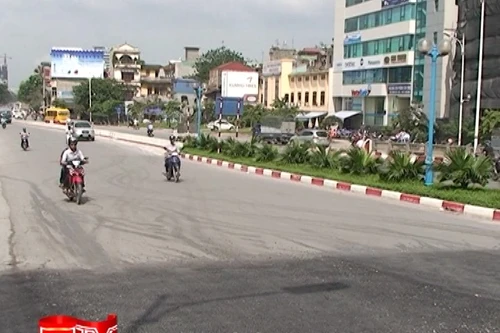 Hiện tượng rạn nứt, sụt lún tại đường dẫn lên cầu Vĩnh Tuy