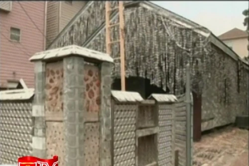 Nhà xây bằng 50.000 vỏ lon bia 