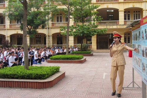 Khi nữ CSGT đến trường học tuyên truyền về ATGT