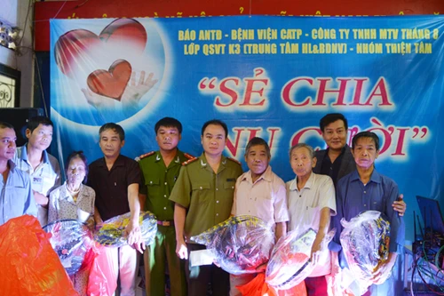 “Sẻ chia nụ cười”, lan tỏa những tấm lòng ở “xóm chạy thận“