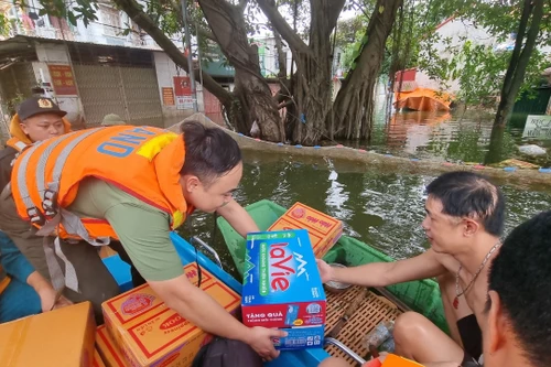 Công an Hà Nội tặng quà nhân dân gặp khó khăn do mưa lũ trên địa bàn huyện Chương Mỹ
