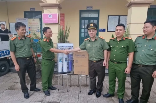 An ninh Thủ đô tặng máy lọc nước cho Công an 2 xã Tân Hưng và Việt Long, huyện Sóc Sơn