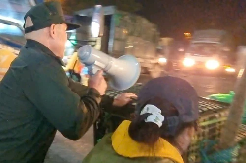 Đêm trắng ở chợ hoa quả Long Biên - trước ngày Rằm tháng Giêng