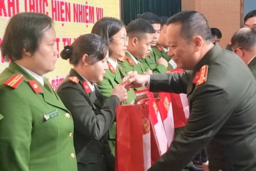 CATP Hà Nội trao quà tặng đến 50 gia đình, thân nhân cán bộ chiến sỹ hoàn cảnh khó khăn