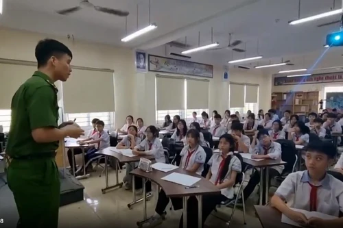 Dạy kỹ năng phòng cháy, chữa cháy và cứu nạn, cứu hộ cho học sinh huyện Đan Phượng