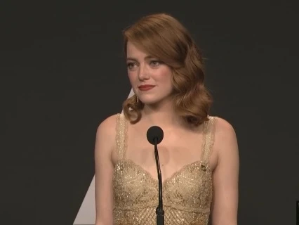 Emma Stone: Tôi vẫn đang cầm tấm phong bì có tên mình, chuyện gì xảy ra vậy?