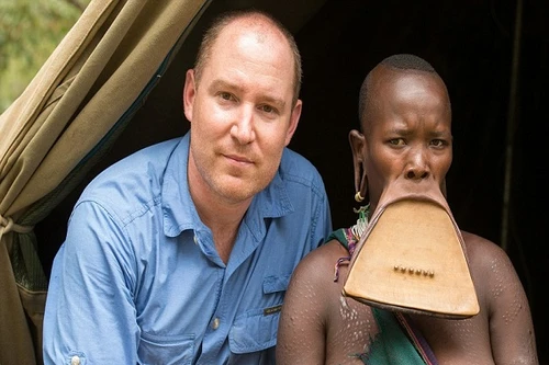 Gặp gỡ người phụ nữ đeo đĩa môi rộng nhất thế giới