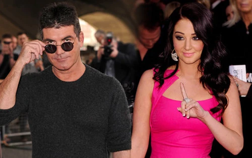 Ca sĩ Tulisa Contostavlos chiều lòng ông bầu Simon Cowell