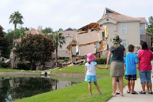 Hố tử thần làm sập cả một biệt thự gần Disney World