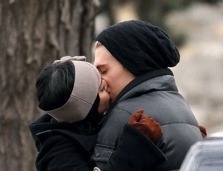 Vanessa Hudgens tình tứ hôn bạn trai trên phố