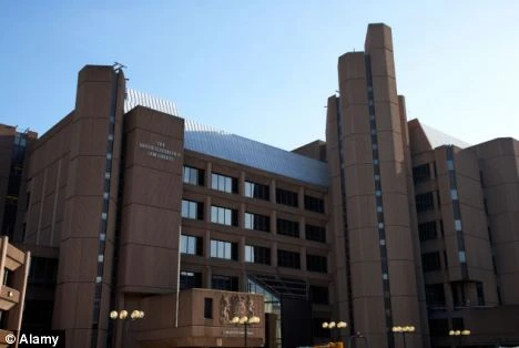 Cậu bé 12 tuổi tù 4 năm vì hãm hiếp hai người bạn gái 7 và 11 tuổi